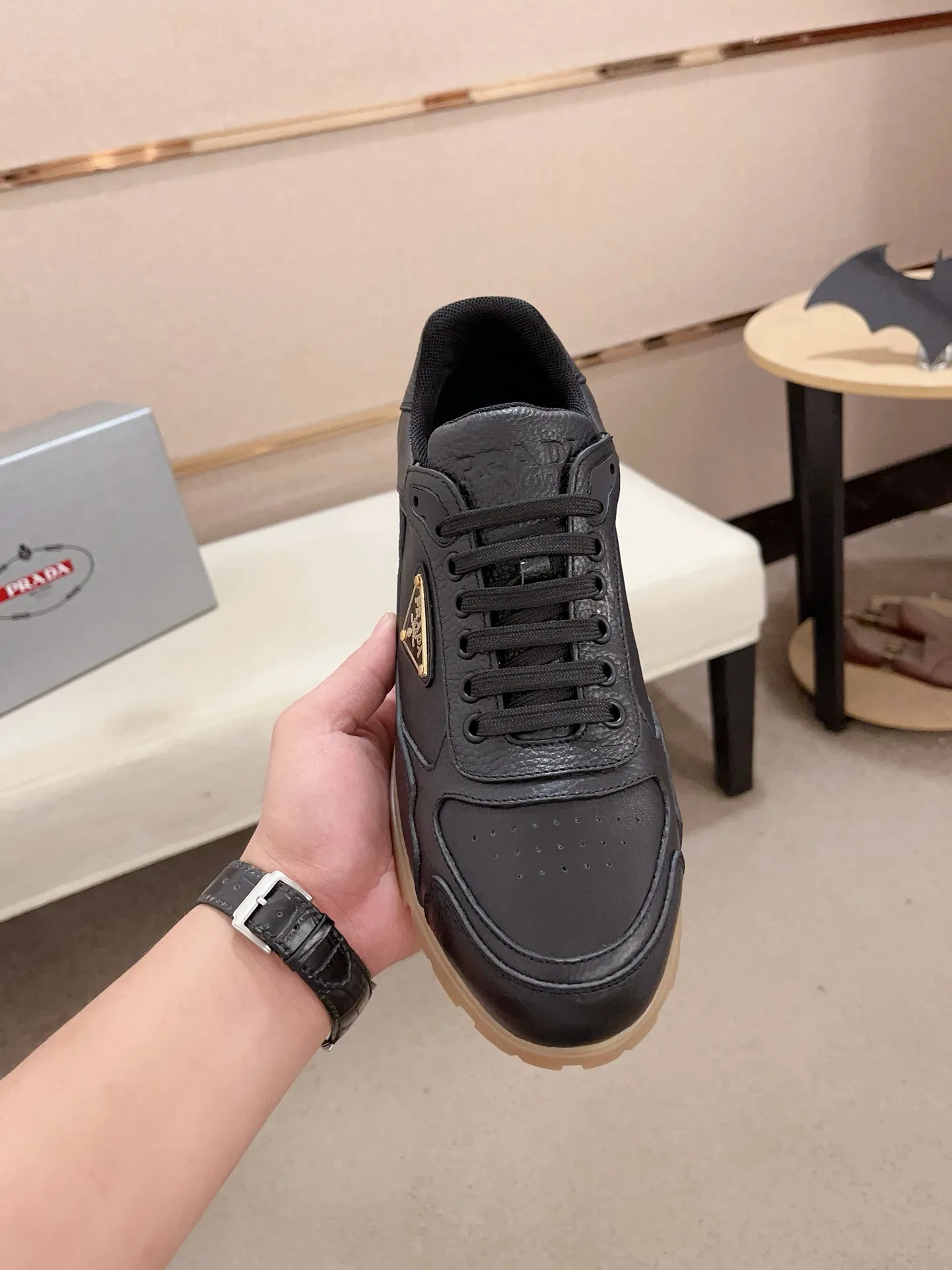 Men's shoes 💰 540💰 ✔️✔️✔️Higher version High-quality new PRADA (Prada) counters are launched at the same time. The new men's shoes and 😘 fabrics are made of high-tech glue-making technology. Lining: Full cowhide lining. 👍🏿 High-end ☄️ air-cushion molded anti-slip rubber outsole, exquisite lines, simple and elegant, comfortable and high-end for leisure travel. Code number: 38 to 44 (45 can be customized and cannot be returned or exchanged)